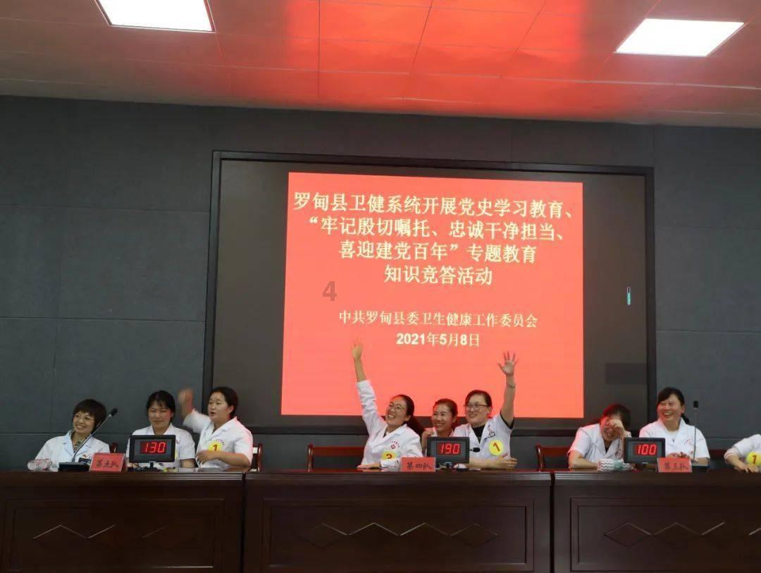 在夏天女生穿短裙时，该如何搭配上衣呢？游戏画面